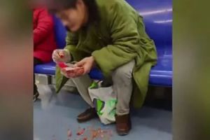 干的漂亮！男子地铁吃小龙虾乱扔并挑衅，因寻衅滋事被拘