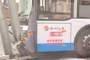 突发！公交车撞上龙门架，多名乘客受伤......事发郑州！