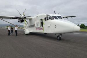 Transair航空肖特360客机在夏威夷机场降落爆胎