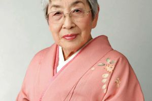 这位日本老太太靠捡面包屑度日，却给中国贫困学生捐款20多年