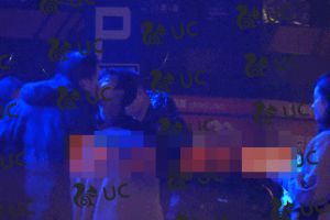 王传君和章宇当街男男亲嘴 被调侃“恋情曝光”