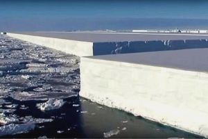 南极出现巨型冰块，表面平整似有人工痕迹，网友：外星人杰作？