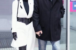 64岁赵雅芝与老公在机场秀恩爱，这身穿搭像回到了上个世纪！