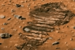 宇航员火星发现神奇“脚印”, 是人类还是外星人?