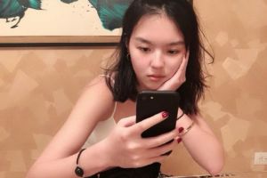 李咏女儿并没有学坏，母亲哈文出面解释，反而称赞女儿非常酷