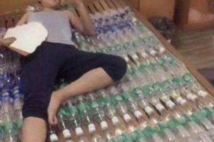 奇闻:男子变废为宝，用废弃塑料瓶做了个“水床”
