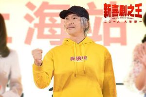 周星驰自曝曾向导演下跪只因说错对白，一旁的星女郎当场泪崩