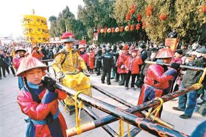 鼓乐齐鸣迎“皇帝”叩头百次祭地神