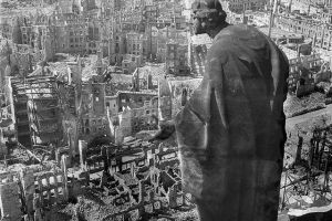 二战末期，英美对德国的德累斯顿城市大规模轰炸是否具有军事价值
