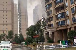 吓人！芜湖一小区突发大火：11岁孩子在家，楼道消防栓竟“滴水不漏”？