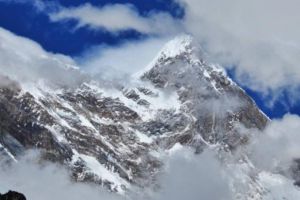 喜马拉雅山惊现神秘湖泊，湖泊里发现的东西，没人能解释