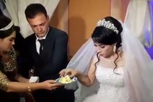 新娘婚礼上用蛋糕和新郎开玩笑被狠扇耳光