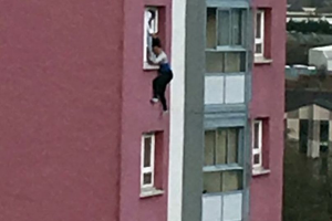 这个女子从11楼窗台掉下，被人抓住了头发，结果警察来了