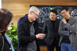 苹果CEO库克第14次来华“作秀”释放了什么信号？