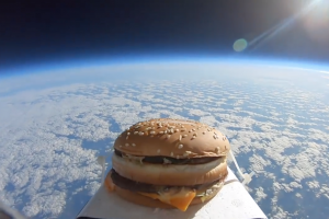 从太空掉下来的汉堡味道如何？做这实验的人咬了一口说“好硬”
