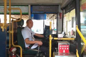 暖心！老人突发疾病，东莞公交车司机和20多名乘客做了这个决定