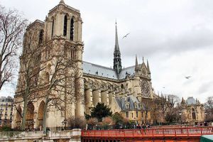 巴黎圣母院在法国有多神圣？贞德在此地被平反，拿破仑在这里加冕