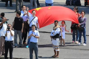 中国三次撤侨，一些“假中国人”也想上船，解放军：唱首国歌试试