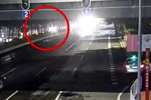 白云区机场路一的士侧翻致1人死亡，司机肇事逃逸！广州交警千里追凶