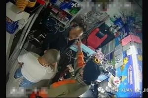 上海一名小偷被抓现行员工将其殴打致脾破裂