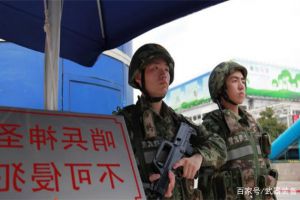 中国士兵站岗时，为什么两人只配一把枪？20年前的教训太深刻