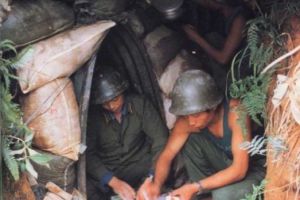 距越軍十幾米遠給戰士送飯？對越反擊戰中我軍炊事兵迎炮彈向前沖