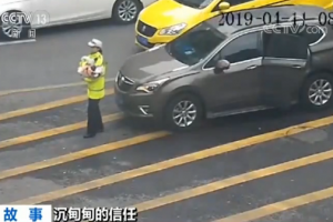 重庆女交警抱着婴儿指挥交通？真相令人感动