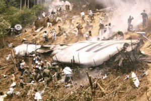 日本满载二战士兵后代的客机，被战斗机撞毁，肇事者却无罪释放