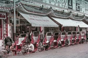 1960年代香港九龙的平民生活，女人们在打纸牌，两个小孩在学老礼