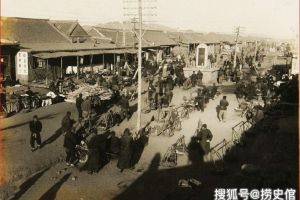 1930年代的内蒙古，乌丹城内汉民看戏，蒙古包前蒙民挤奶