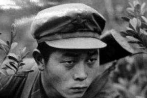 他18岁成为坦克车长，奉命参加对越自卫反击战，一战封神