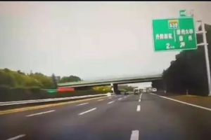 疯狂视频曝光：沪宁高速车流中调头逆行，同车女子凄厉尖叫