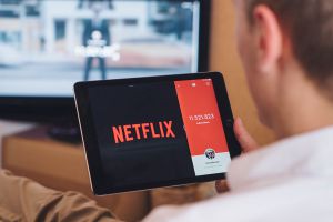 流媒体大战打响前，Netflix股价先涨为敬