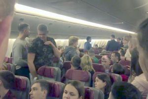 一连三起惊魂事件！这架莫斯科航班的乘客吓坏了：感谢我们还活着