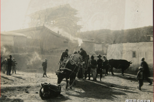 民国山西大同，和阳门残破的城楼，街上避邪碑上写“泰山石敢当”