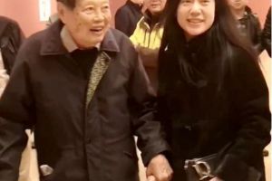 97岁杨振宁看展，小54岁翁帆追上去牵手，尴尬秀恩爱网友目光怪异