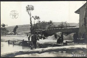 1930年代甘肃天水，赶集日子很热闹，小孩拿着骆驼骨上写可兰经