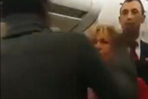 疫情下外国飞机上还有这种事：空乘不停擦着男旅客吐她一脸的口水
