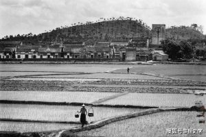 老照片：1956年的中国，苏联专家还在，男女跳舞还有些尴尬