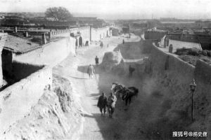 1920年代的内蒙古包头，还有荒废的城桓，河边排满皮筏子