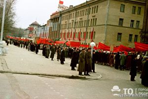 老照片1961年苏联西伯利亚的五一劳动节游行队伍高举列宁画像