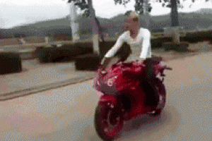 搞笑GIF趣图:大哥，这样骑摩托太危险，你的膝盖还好吗？