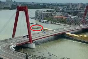 巨大货船撞上荷兰一座大桥桥面集装箱被撞掉落水