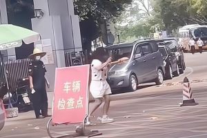 广东一女子考完科目二，得知自己挂科，当街打滚朝拜，情绪失控