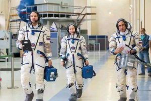 英媒：俄罗斯太空电影《挑战》摄制组返回地球