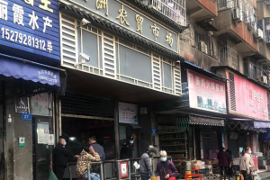 九江啄木鸟城区农贸市场管控严格，仍有个别人“应付式”戴口罩