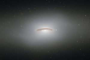 哈勃观察NGC4526的旋转圆盘