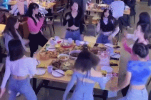 搞笑GIF趣图:小姐姐们跳的舞是古老而神秘的餐前仪式吗？