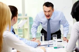如何应对职场3种困境？对老板说不，给同事提意见，工作出了错