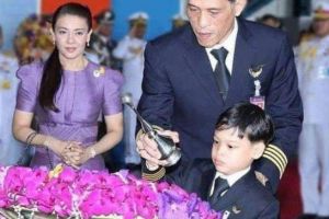 泰国“准王储”提帮功，趁热打铁帮衬母妃，西拉米亮相曼谷挂历